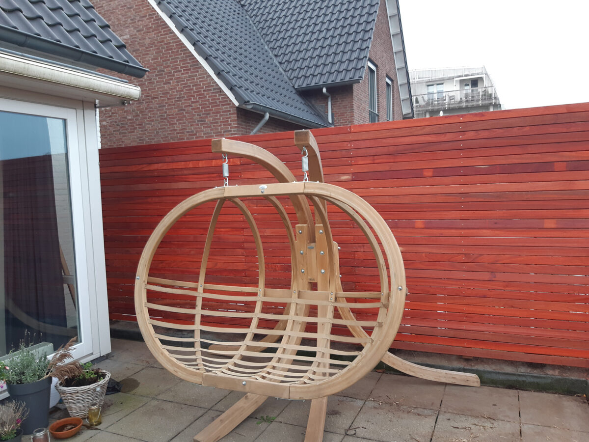 houten schommelstoel in tuin